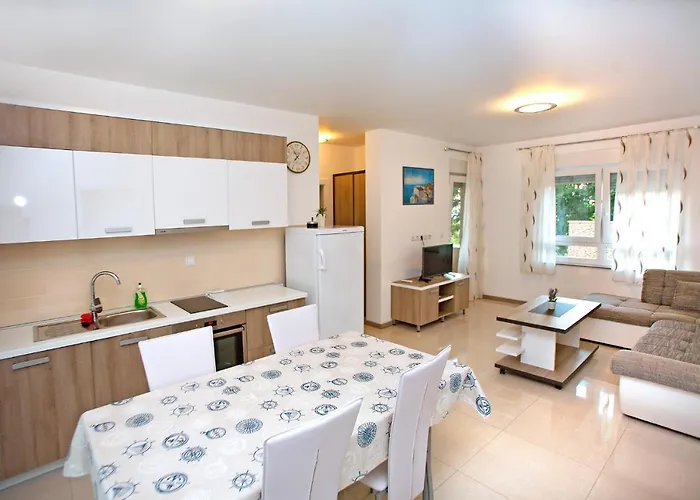 Maslina Iii Aparthotel Njivice
